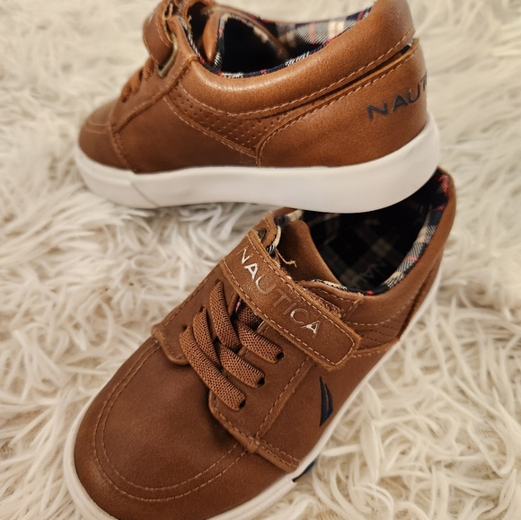 Bundle of 4 Pairs of Boys' Shoes – Sneakers & Dress Shoes – Size 8 - Picture 4 of 6